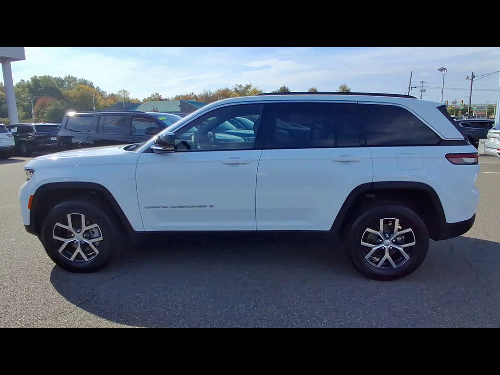 Used 2025 Jeep Grand Cherokee Limited AWD/4WD image 5