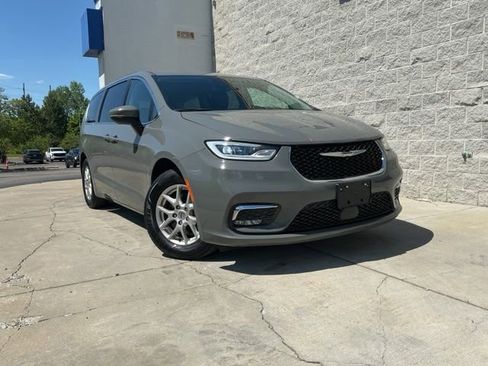 Used 2023 Chrysler Pacifica Touring-L FWD image 1