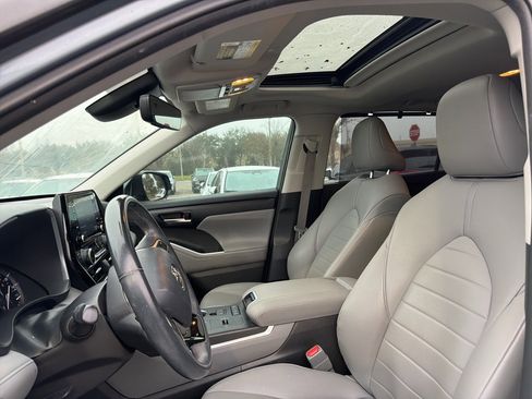 Used 2020 Toyota Highlander XLE image 4