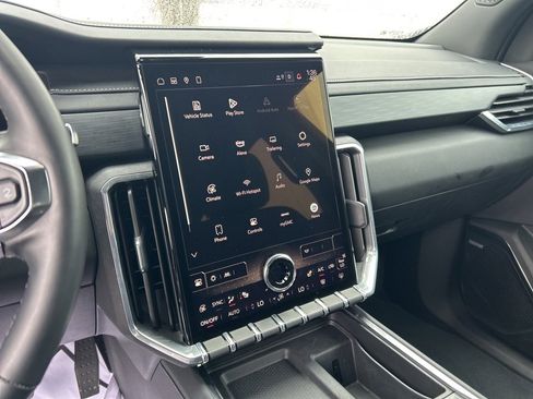 Used 2025 GMC Acadia Elevation image 25