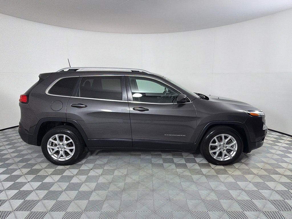Used 2017 Jeep Cherokee Latitude FWD image 4