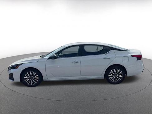 Used 2025 Nissan Altima 2.5 SV FWD image 9