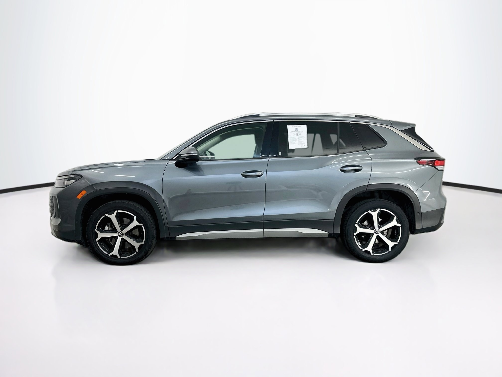 Used 2026 Volkswagen Tiguan SE AWD/4WD image 4