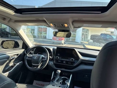 Used 2023 Toyota Highlander XLE FWD image 6