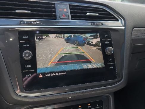 Used 2022 Volkswagen Tiguan SE image 17