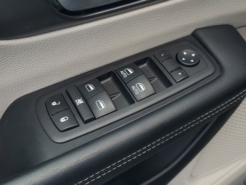 Used 2023 Chrysler Pacifica Touring-L FWD image 16