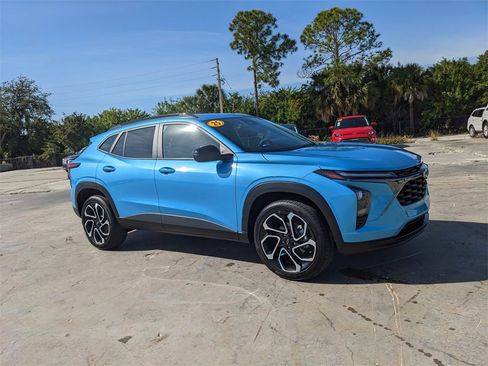 Used 2025 Chevrolet Trax RS image 2