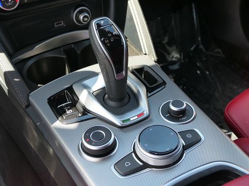 Used 2023 Alfa Romeo Stelvio Veloce AWD/4WD image 19