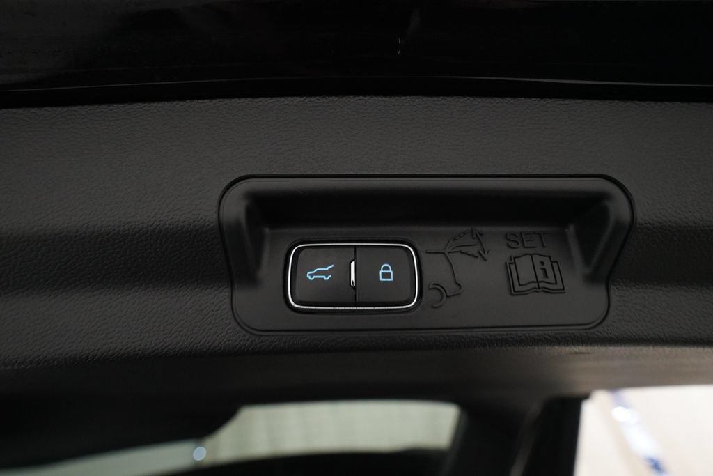 Used 2023 Ford Explorer XLT AWD/4WD image 15