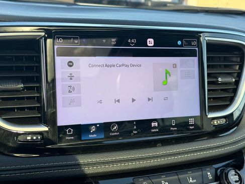 Used 2025 Chrysler Pacifica Limited image 22