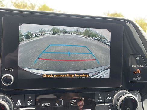 Used 2023 Toyota Highlander XLE AWD/4WD image 34