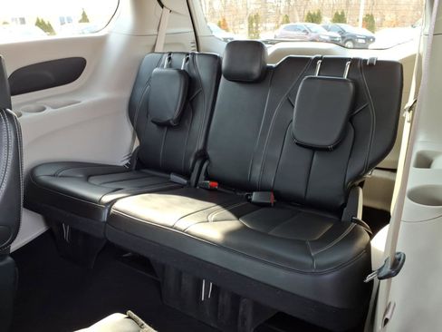 Used 2024 Chrysler Pacifica Touring-L image 8