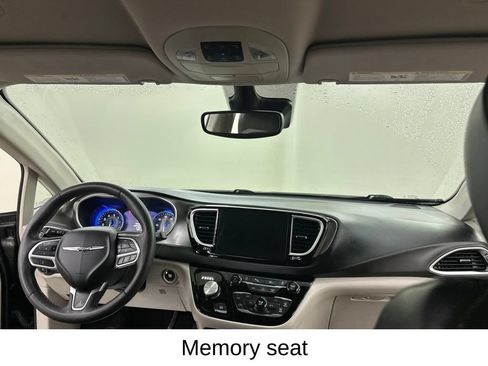 Used 2024 Chrysler Pacifica Touring-L FWD image 25