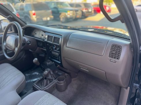 Used 2000 Toyota Tacoma 4x4 Xtracab V6 image 17