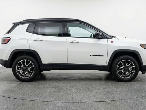Used 2025 Jeep Compass Trailhawk image 11