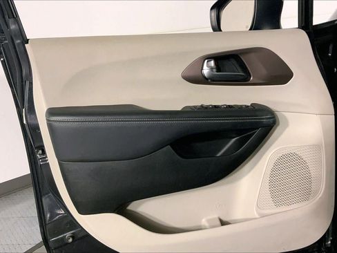 Used 2023 Chrysler Voyager LX image 25