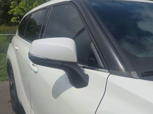 Used 2021 Toyota Highlander L FWD image 5