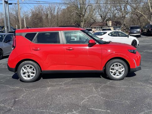 Used 2023 Kia Soul LX w/ LX Technology Package image 2