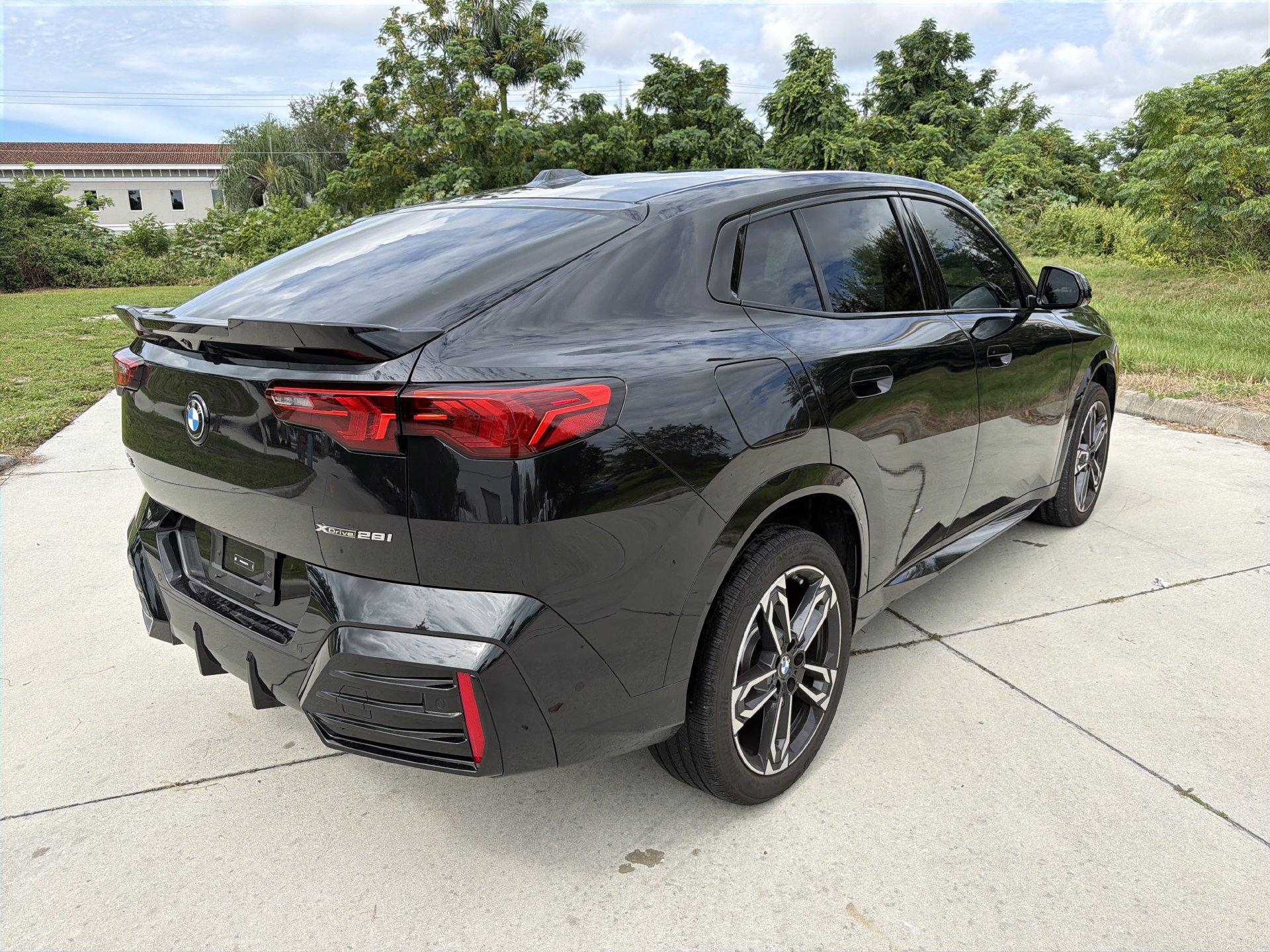 Used 2025 BMW X2 xDrive28i w/ Premium Package AWD/4WD image 4