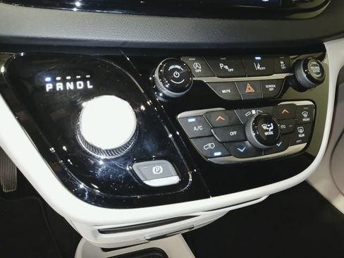 Used 2024 Chrysler Pacifica Touring-L FWD image 21