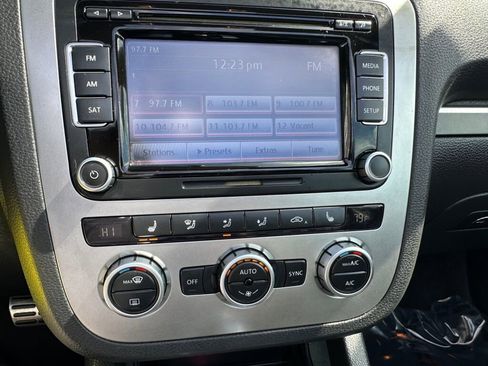 Used 2013 Volkswagen Eos FWD image 13