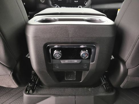 New 2026 Chevrolet Suburban LS image 12