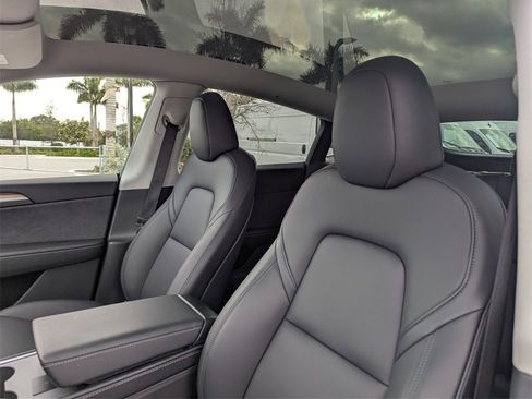 Used 2025 Tesla Model Y Long Range image 22