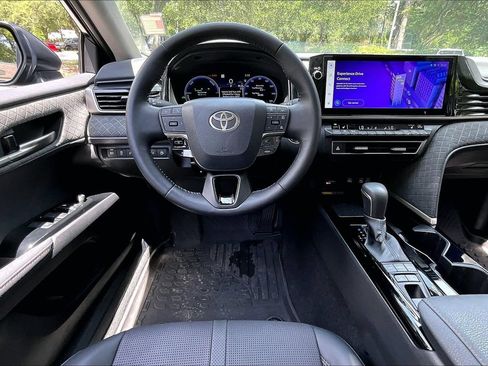 Used 2025 Toyota Camry XLE FWD image 8