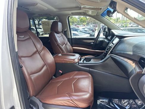 Used 2018 Cadillac Escalade Premium Luxury RWD image 29