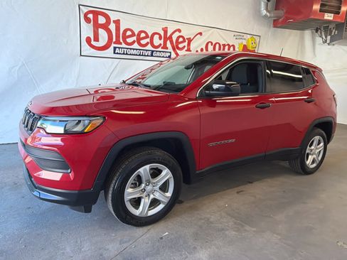 Used 2023 Jeep Compass Sport AWD/4WD image 2