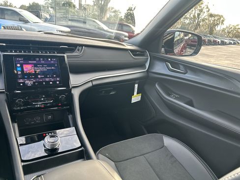 New 2025 Jeep Grand Cherokee Altitude image 36