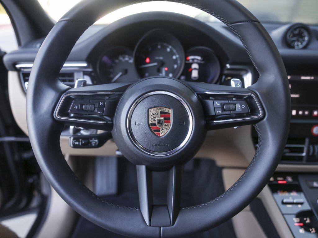 Certified 2026 Porsche Macan AWD/4WD image 17