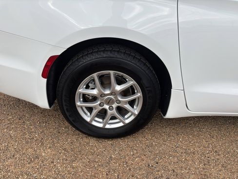 Used 2024 Chrysler Pacifica Touring-L image 9