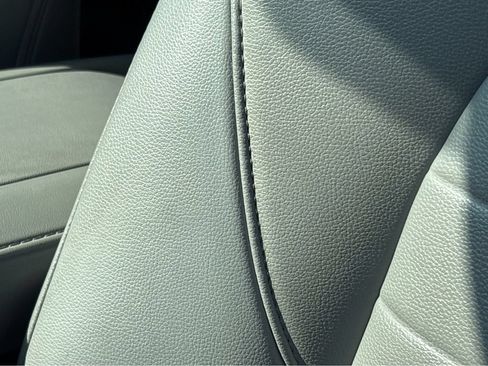 Used 2021 Toyota Highlander XLE AWD/4WD image 15