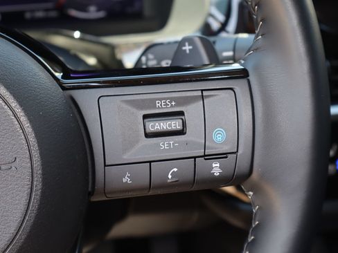 Used 2024 Nissan Pathfinder Platinum w/ Lighting Package (N92) FWD image 15
