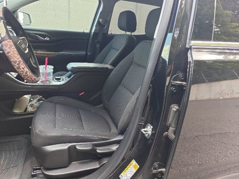 Used 2023 GMC Acadia SLE FWD image 8