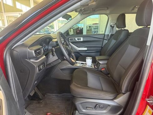 Used 2024 Ford Explorer XLT RWD image 6