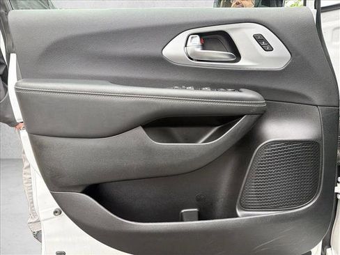Used 2025 Chrysler Pacifica Limited FWD image 10