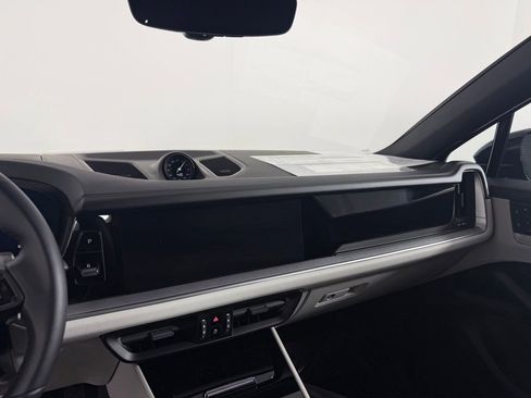 Certified 2025 Porsche Cayenne Coupe AWD/4WD image 23