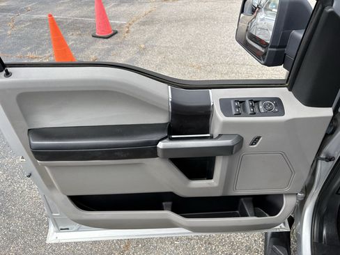 Used 2016 Ford F150 XLT RWD image 9