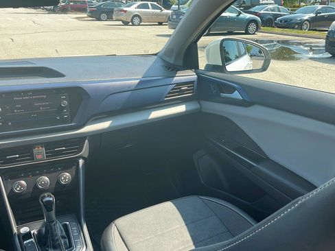 Certified 2022 Volkswagen Taos SE FWD image 22
