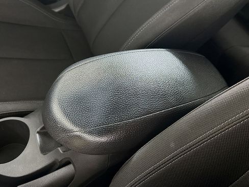 Used 2017 Hyundai Veloster Value Edition image 18