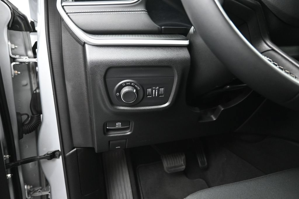 Used 2023 Jeep Grand Cherokee Laredo w/ Luxury Tech Group I AWD/4WD image 12