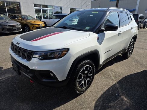 Used 2025 Jeep Compass Trailhawk AWD/4WD image 2