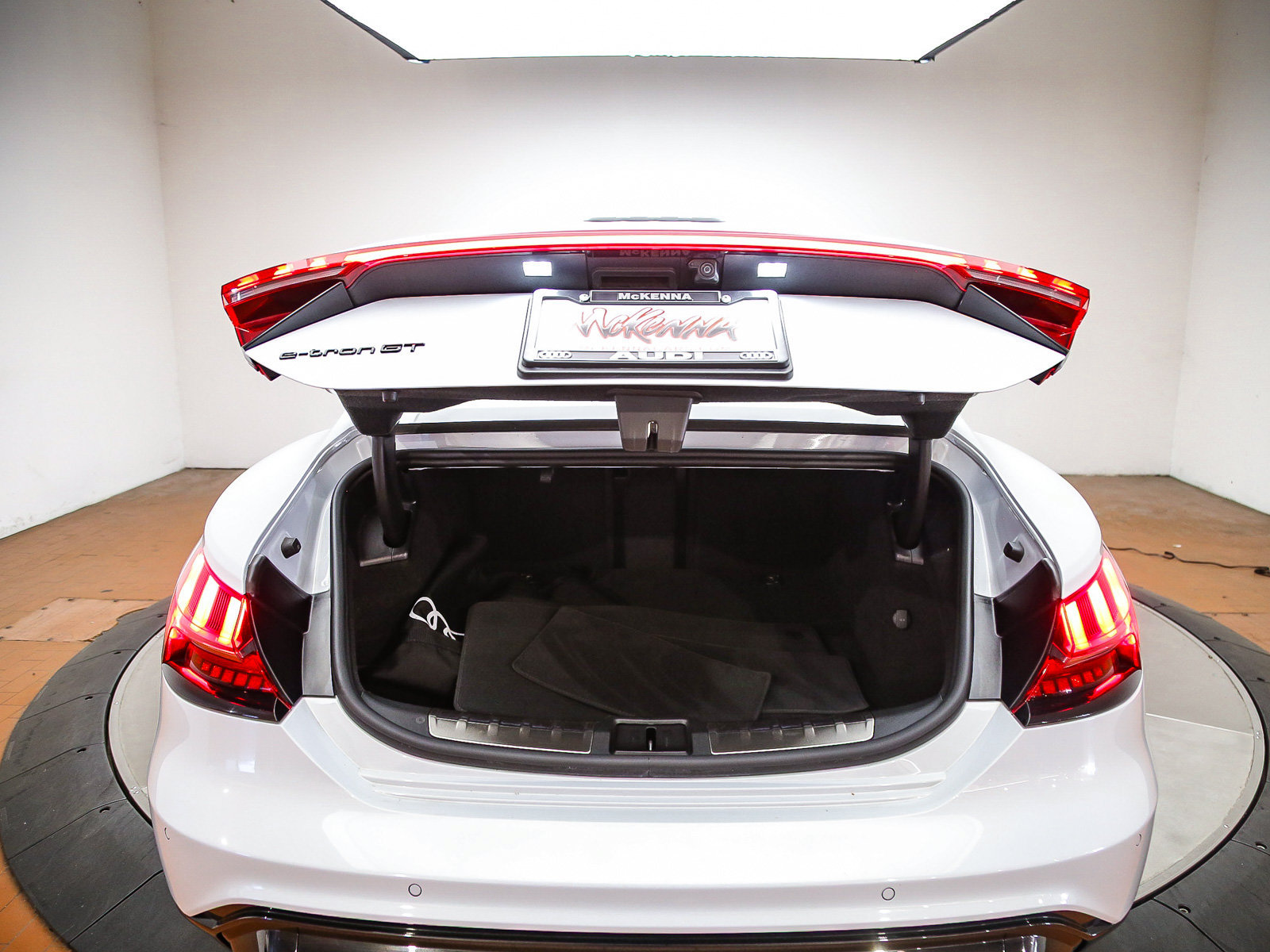 Certified 2023 Audi e-tron GT Prestige AWD/4WD image 27