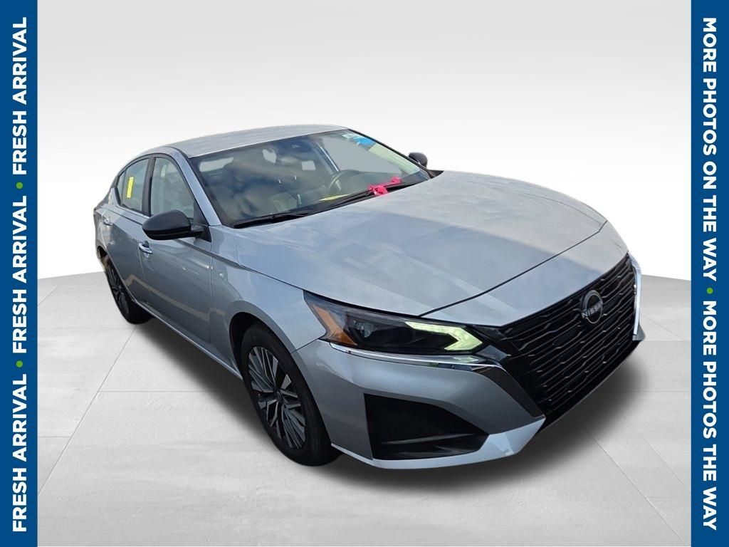 Used 2025 Nissan Altima 2.5 SV AWD/4WD image 1