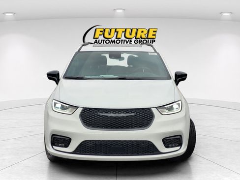 New 2026 Chrysler Pacifica Limited w/ Uconnect Theater Family Group image 3