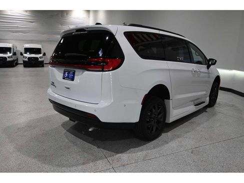 Used 2024 Chrysler Pacifica Touring-L w/ Uconnect Theater Family Group image 6