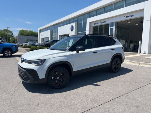 New 2026 Volkswagen Taos SE FWD image 1