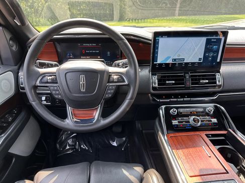 Used 2022 Lincoln Navigator Reserve image 16